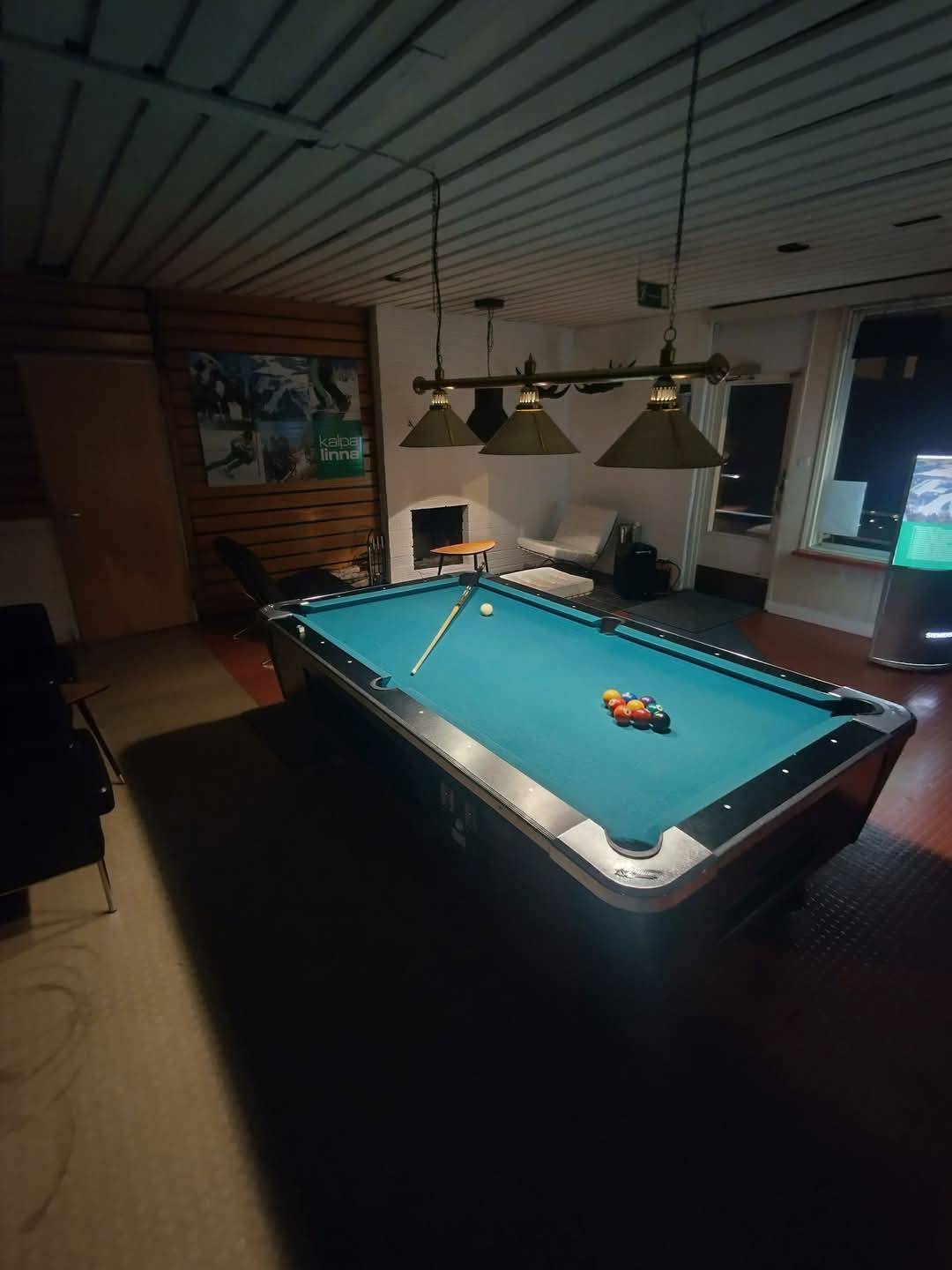 10 06 pool bar